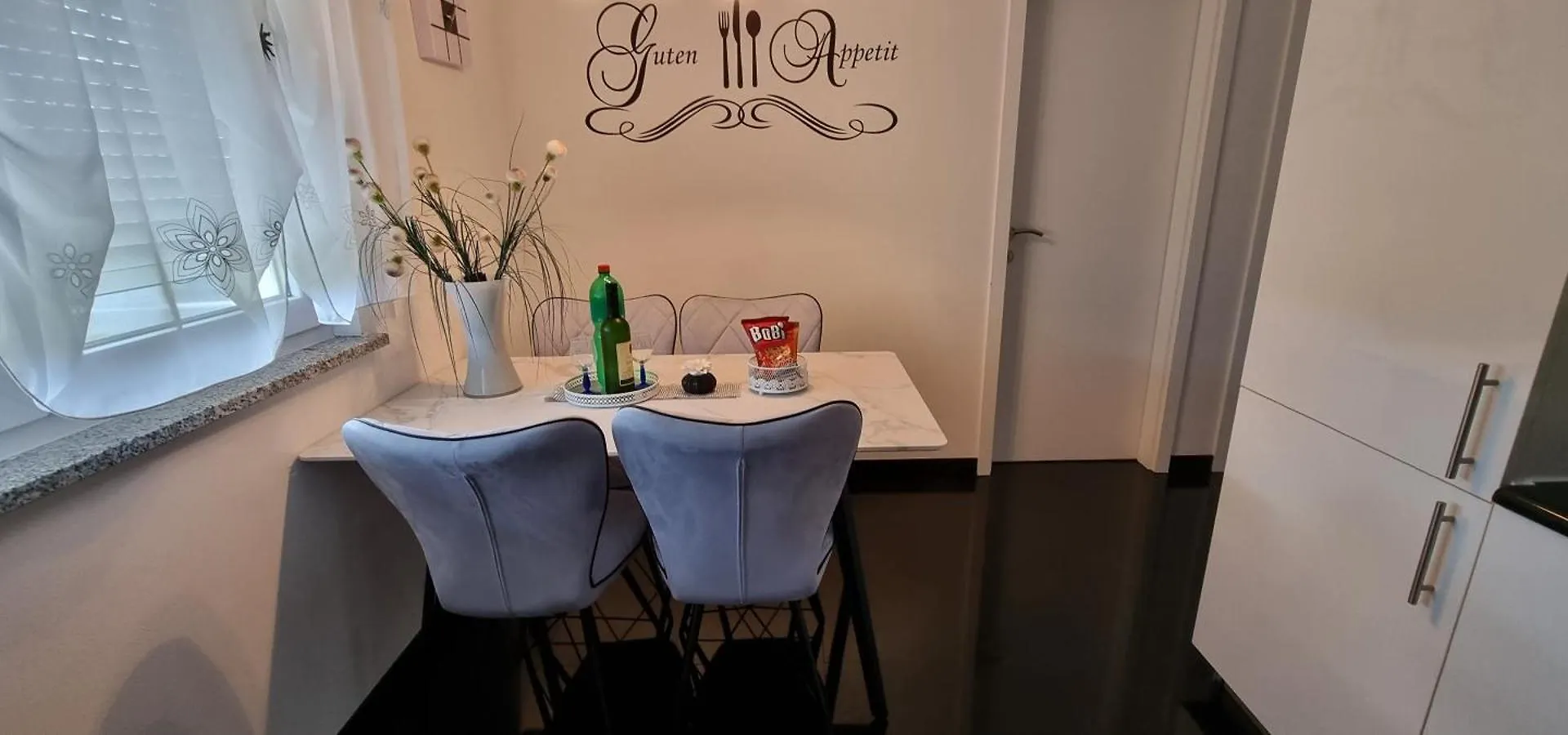 Grosse Ferienwohnung In Kastel Mit Schoenem Garten Apartamento